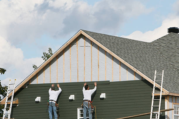 Professional Siding Repair technician working in Waverly, IL